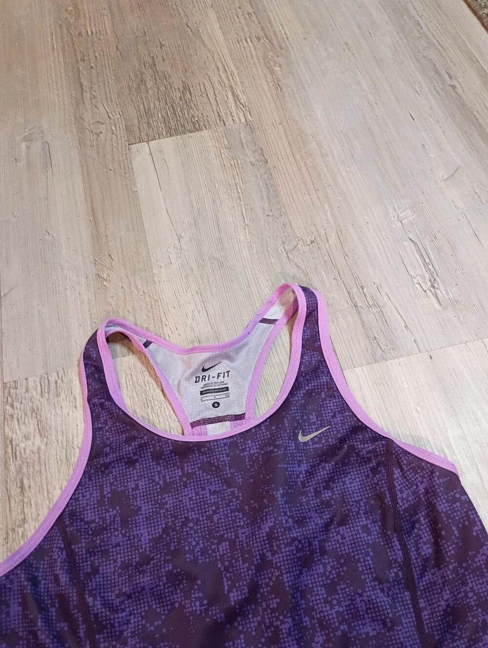 Nike - Picture 3 of 5